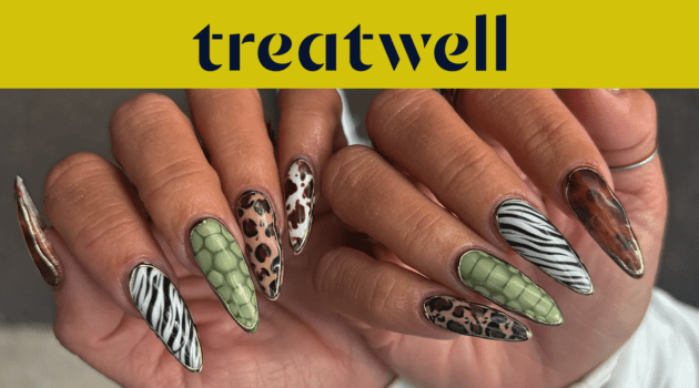Duas mãos com unhas compridas em formato de amêndoa decoradas com vários padrões animais: riscas de zebra, manchas de leopardo, pele de cobra verde e tartaruga.